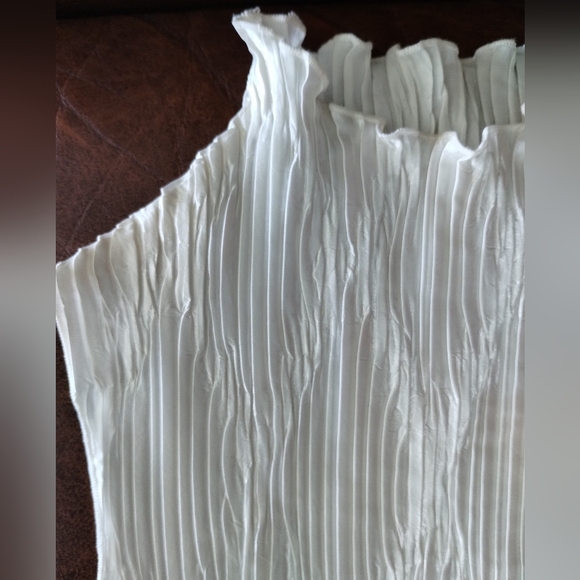 White sleeveless top. Diamond pattern. ruffle trim. - Picture 3 of 4